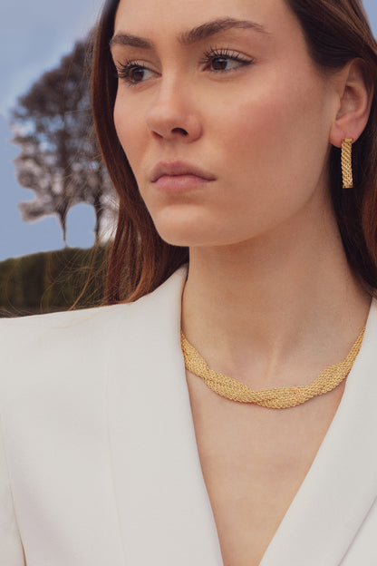 Mannequin portant la parure Emmy 3 pièces en or 18 carats 